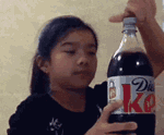 小女孩子开大可乐瓶，开着开着大量汽水冒出来脸都变了