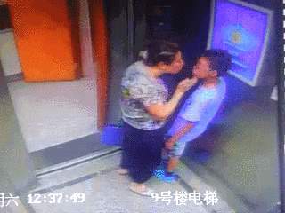 电梯里老太太壁咚强吻小男孩